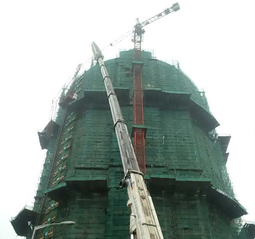 海东吊车在工地上作业