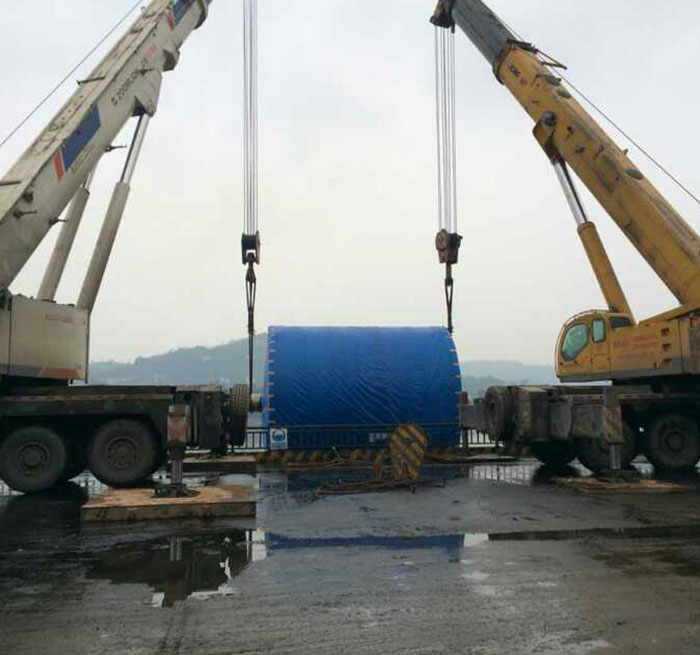 海东吊车正在作业中